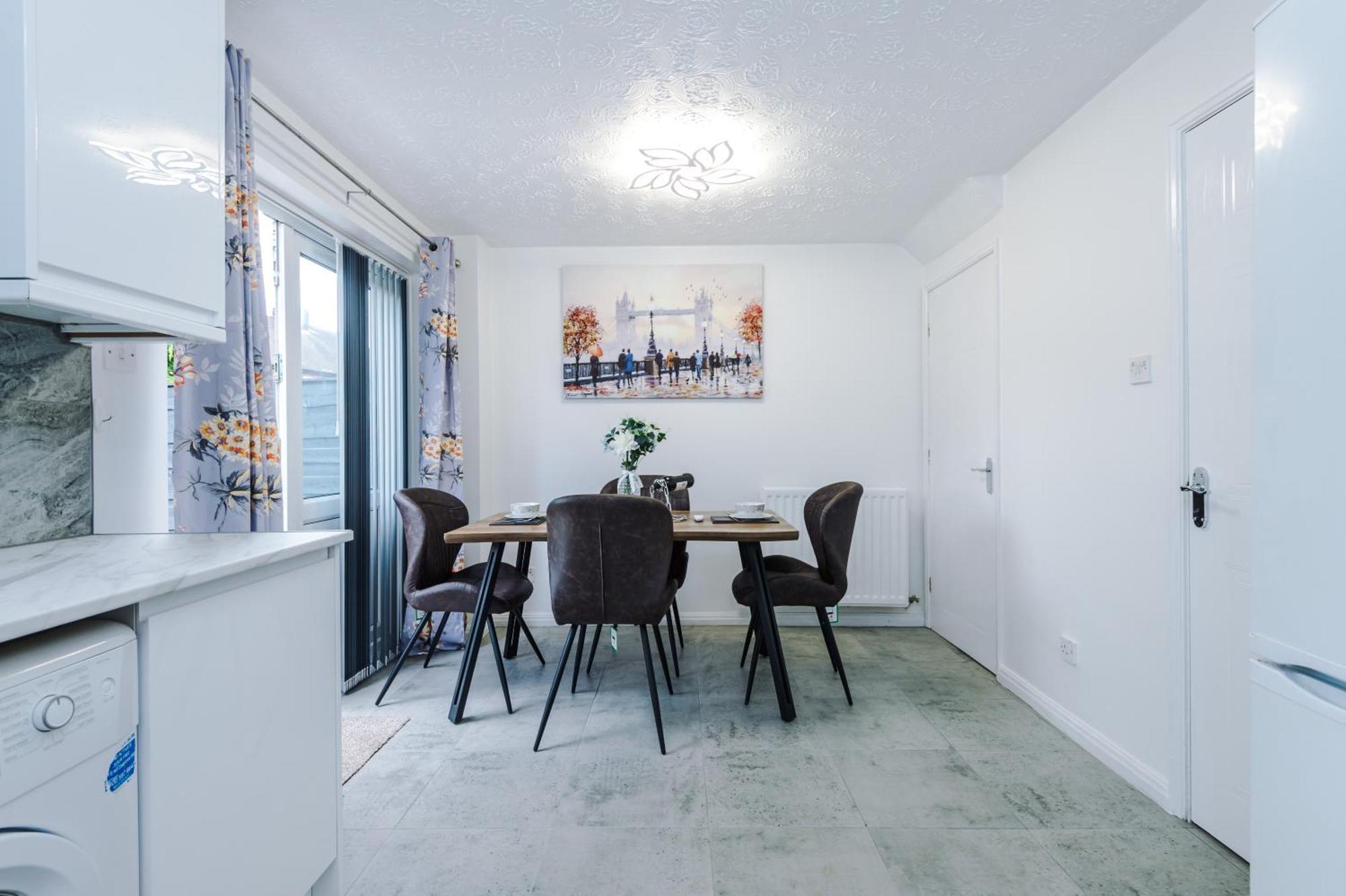 Cozy Away From In Manchester. Apartment